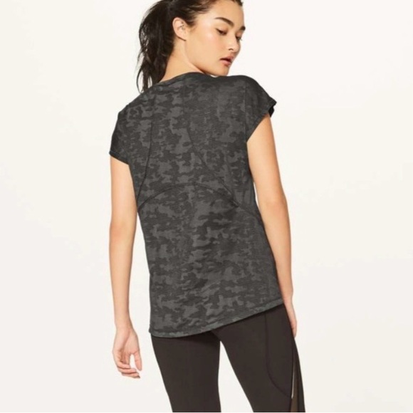 EUC Lululemon Miles Ahead Short Sleeve Top in Deep Camo Size 10 - Picture 2 of 5